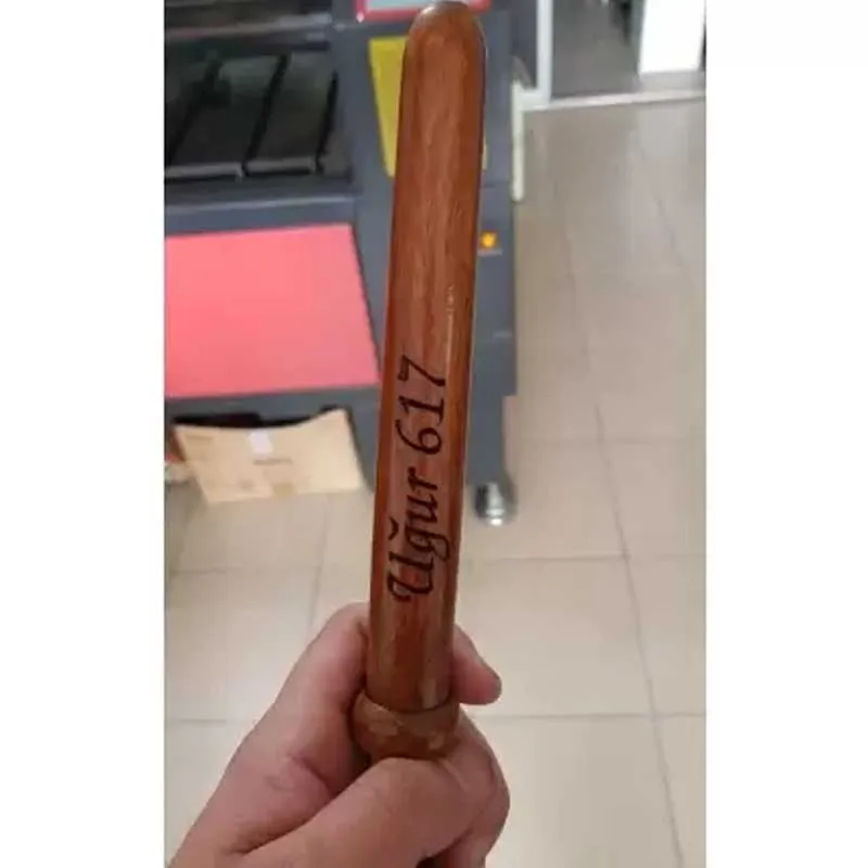 Мундштук для кальяна с деревянным наконечником и персонализированной надписью.
